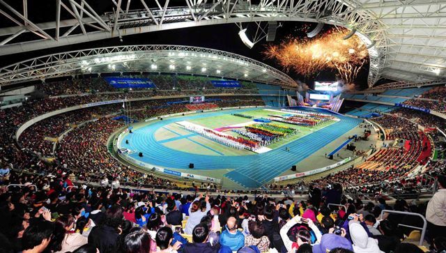 11일 제93회 전국체육대회가 대구시 수성구 대구스다디움에서 ‘맘·몸·뜻 달구벌에서 하나로!’란 주제로 화려하게 개막됐다. 오는 17일까지 열리는 전국체전에는 경기도 등 전국 17개 시·도에서 2만명의 선수와 8천명의 임원 등 2만8천여명이 참가했다. 전형민기자 hmjeon@kyeonggi.com
