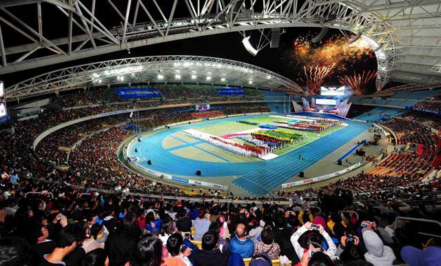 11일 제93회 전국체육대회가 대구시 수성구 대구스다디움에서 ‘맘·몸·뜻 달구벌에서 하나로!’란 주제로 화려하게 개막됐다. 오는 17일까지 열리는 전국체전에는 경기도 등 전국 17개 시·도에서 2만명의 선수와 8천명의 임원 등 2만8천여명이 참가했다. 전형민기자 hmjeon@kyeonggi.com