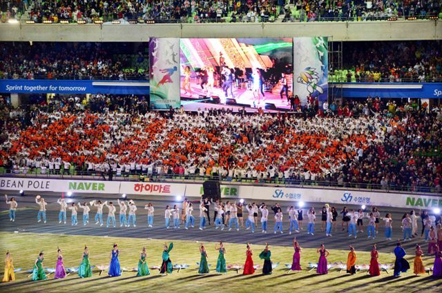 11일 제93회 전국체육대회가 대구시 수성구 대구스다디움에서 ‘맘·몸·뜻 달구벌에서 하나로!’란 주제로 화려하게 개막됐다. 오는 17일까지 열리는 전국체전에는 경기도 등 전국 17개 시·도에서 2만명의 선수와 8천명의 임원 등 2만8천여명이 참가했다. 전형민기자 hmjeon@kyeonggi.com