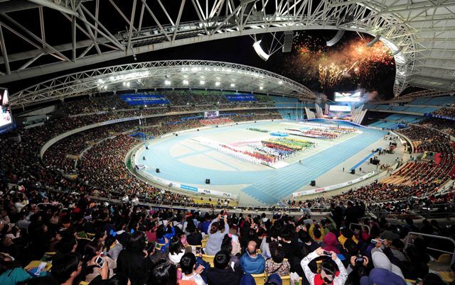 11일 제93회 전국체육대회가 대구시 수성구 대구스다디움에서 ‘맘·몸·뜻 달구벌에서 하나로!’란 주제로 화려하게 개막됐다. 오는 17일까지 열리는 전국체전에는 경기도 등 전국 17개 시·도에서 2만명의 선수와 8천명의 임원 등 2만8천여명이 참가했다. 전형민기자 hmjeon@kyeonggi.com