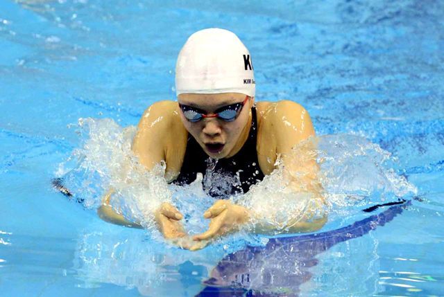 13일 대구 두류수영장에서 열린 제93회 전국체육대회 수영 여자고등부 개인혼영400m 결승 경기에서 1위로 골인한 경기(경기체고) 김서영 선수가 역영을 하고 있다. 전형민기자 hmjeon@kyeonggi.com