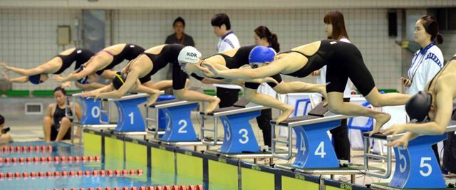 13일 대구 두류수영장에서 열린 제93회 전국체육대회 수영 여자고등부 개인혼영400m 결승 경기에서 선수들이 힘차게 스타트를l 하고 있다. 전형민기자 hmjeon@kyeonggi.com
