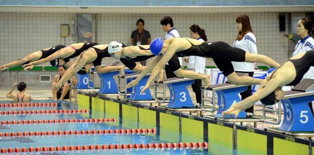 13일 대구 두류수영장에서 열린 제93회 전국체육대회 수영 여자고등부 개인혼영400m 결승 경기에서 선수들이 힘차게 스타트를l 하고 있다. 전형민기자 hmjeon@kyeonggi.com