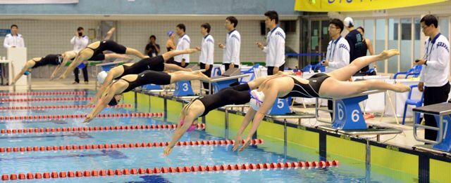 13일 대구 두류수영장에서 열린 제93회 전국체육대회 수영 여자고등부 접영 200m 경기에 출전한 선수들이 힘차게 스타트를 하고 있다. 전형민기자 hmjeon@kyeonggi.com