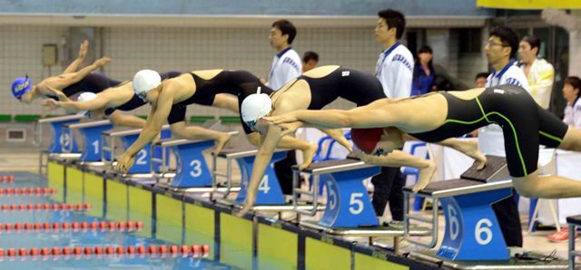 13일 대구 두류수영장에서 열린 제93회 전국체육대회 수영 여자고등부 접영 200m 경기에 출전한 선수들이 힘차게 스타트를 하고 있다. 전형민기자 hmjeon@kyeonggi.com