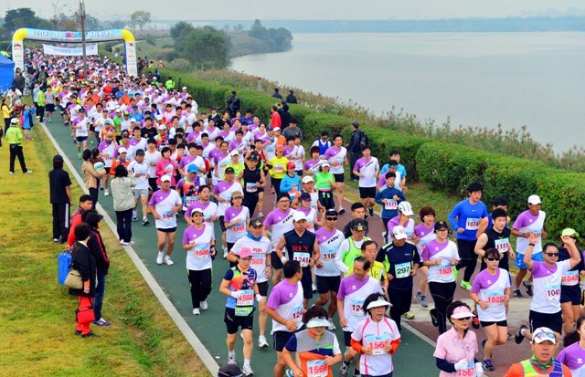구리시 주최, 경기일보 주관으로 14일 구리한강시민공원에서 열린 '2012 구리 코스모스 마라톤대회'에서 3천여명의 마라토너들이 시원한 한강의 가을바람을 만끽하며 힘차게 출발하고 있다. 김시범기자 sbkim@kyeonggi.com