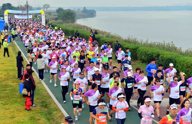 구리시 주최, 경기일보 주관으로 14일 구리한강시민공원에서 열린 '2012 구리 코스모스 마라톤대회'에서 3천여명의 마라토너들이 시원한 한강의 가을바람을 만끽하며 힘차게 출발하고 있다. 김시범기자 sbkim@kyeonggi.com