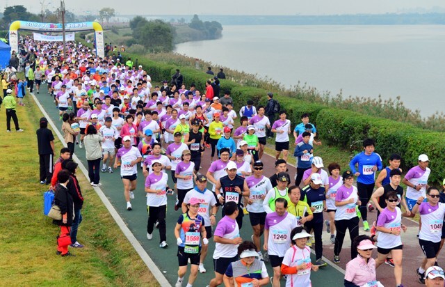 구리시 주최, 경기일보 주관으로 14일 구리한강시민공원에서 열린 '2012 구리 코스모스 마라톤대회'에서 3천여명의 마라토너들이 시원한 한강의 가을바람을 만끽하며 힘차게 출발하고 있다. 김시범기자 sbkim@kyeonggi.com