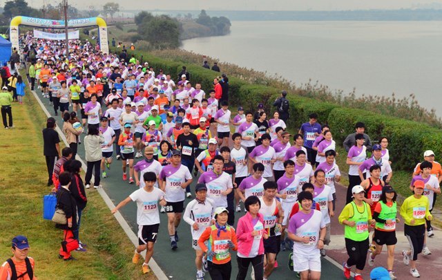 구리시 주최, 경기일보 주관으로 14일 구리한강시민공원에서 열린 '2012 구리 코스모스 마라톤대회'에서 3천여명의 마라토너들이 시원한 한강의 가을바람을 만끽하며 힘차게 출발하고 있다. 김시범기자 sbkim@kyeonggi.com