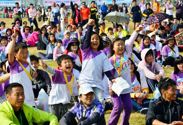 구리시 주최, 경기일보 주관으로 14일 구리한강시민공원에서 열린 '2012 구리 코스모스 마라톤대회'에서 3천여명의 참가자들이 경품추첨과 퀴즈 등을 풀며 즐거워 하고 있다. 김시범기자 sbkim@kyeonggi.com
