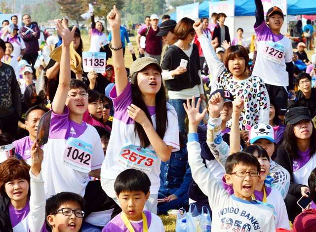 구리시 주최, 경기일보 주관으로 14일 구리한강시민공원에서 열린 '2012 구리 코스모스 마라톤대회'에서 3천여명의 참가자들이 경품추첨과 퀴즈 등을 풀며 즐거워 하고 있다. 김시범기자 sbkim@kyeonggi.com
