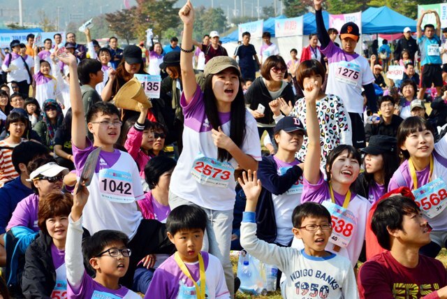 구리시 주최, 경기일보 주관으로 14일 구리한강시민공원에서 열린 '2012 구리 코스모스 마라톤대회'에서 3천여명의 참가자들이 경품추첨과 퀴즈 등을 풀며 즐거워 하고 있다. 김시범기자 sbkim@kyeonggi.com
