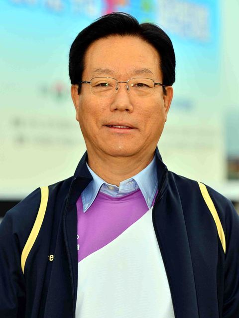 구리시 주최, 경기일보 주관으로 14일 구리한강시민공원에서 열린 '2012 구리 코스모스 마라톤대회'에 참석한 박영순 구리시장. 김시범기자 sbkim@kyeonggi.com