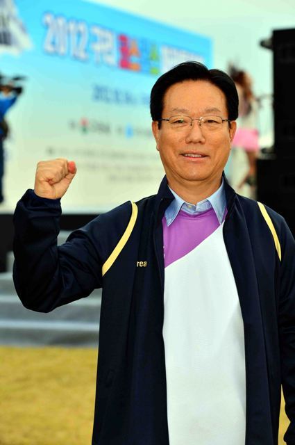 구리시 주최, 경기일보 주관으로 14일 구리한강시민공원에서 열린 '2012 구리 코스모스 마라톤대회'에 참석한 박영순 구리시장. 김시범기자 sbkim@kyeonggi.com