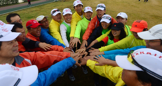 2012 구리 코스모스 마라톤 대회가 열린 14일 구리 한강시민공원에서 단체 참가자들이 손을 모아 파이팅을 외치고 있다. 추상철기자 scchoo@kyeonggi.com