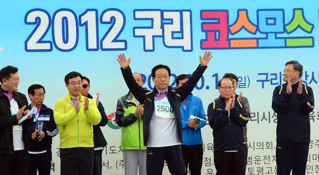2012 구리 코스모스 마라톤 대회가 열린 14일 구리 한강시민공원에서 박영순 구리시장이 참가자들에게 손을 흔들고 있다. 추상철기자 scchoo@kyeonggi.com