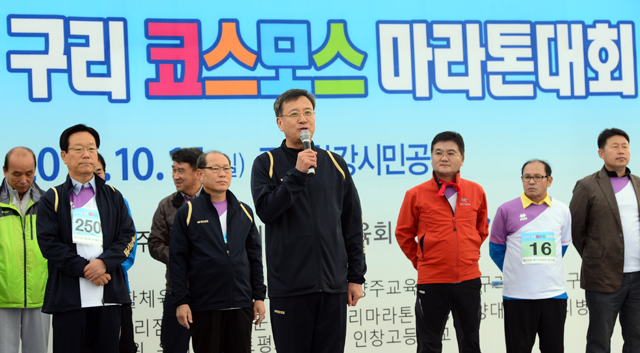 2012 구리 코스모스 마라톤 대회가 열린 14일 구리 한강시민공원에서 이승규 경기일보 전무이사가 인사말을 하고 있다. 추상철기자 scchoo@kyeonggi.com