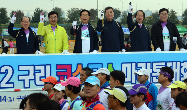 2012 구리 코스모스 마라톤 대회가 열린 14일 구리 한강시민공원에서 박영순 구리시장을 비롯한 이승규 경기일보 전무이사 등 내빈들이 출발 총성을 울리고 있다. 추상철기자 scchoo@kyeonggi.com