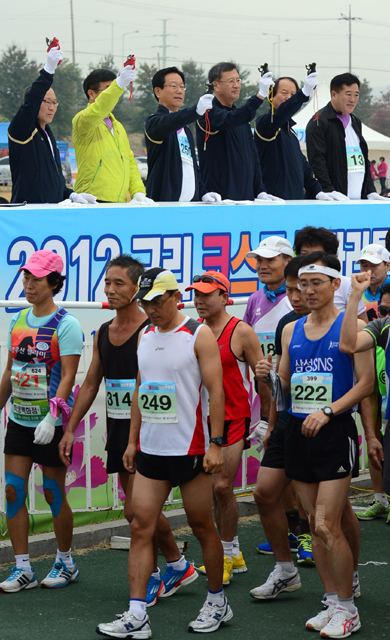 2012 구리 코스모스 마라톤 대회가 열린 14일 구리 한강시민공원에서 박영순 구리시장을 비롯한 이승규 경기일보 전무이사 등 내빈들이 출발 총성을 울리고 있다. 추상철기자 scchoo@kyeonggi.com