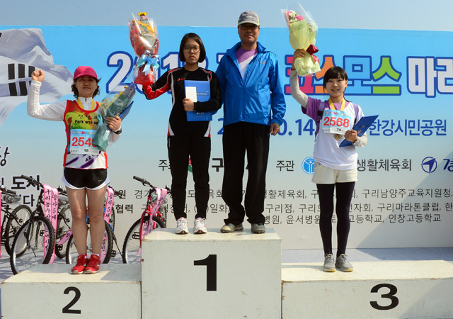 2012 구리 코스모스 마라톤대회가 열린 14일 구리 한강시민공원에서 여자 5km 부문 수상자들이 기념촬영을 하고 있다. 추상철기자 scchoo@kyeonggi.com