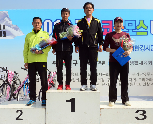 2012 구리 코스모스 마라톤대회가 열린 14일 구리 한강시민공원에서 남자 10km 부문 수상자들이 기념촬영을 하고 있다. 추상철기자 scchoo@kyeonggi.com