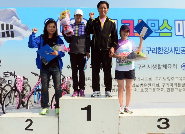 2012 구리 코스모스 마라톤대회가 열린 14일 구리 한강시민공원에서 여자 10km 부문 수상자들이 기념촬영을 하고 있다. 추상철기자 scchoo@kyeonggi.com