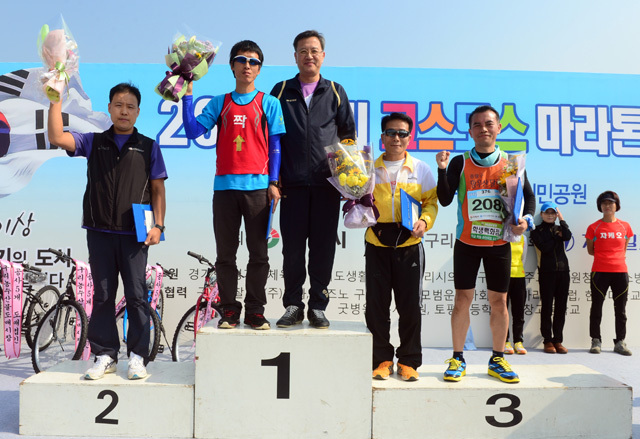 2012 구리 코스모스 마라톤대회가 열린 14일 구리 한강시민공원에서 남자 하프 수상자들이 기념촬영을 하고 있다. 추상철기자 scchoo@kyeonggi.com