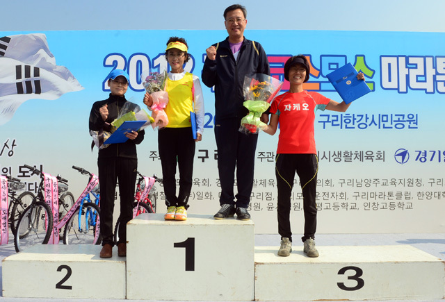 2012 구리 코스모스 마라톤대회가 열린 14일 구리 한강시민공원에서 여자 하프 수상자들이 기념촬영을 하고 있다. 추상철기자 scchoo@kyeonggi.com
