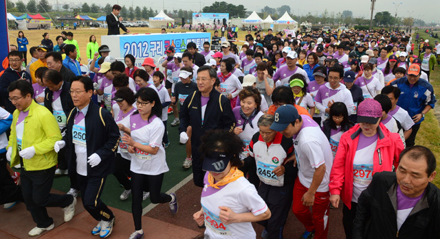 2012 구리 코스모스 마라톤대회가 열린 14일 구리 한강시민공원에서 박영순 구리시장을 비롯한 이승규 경기일보 전무이사 등 내빈이 5km 참가자들과 함께 출발선을 지나고 있다. 추상철기자 scchoo@kyeonggi.com