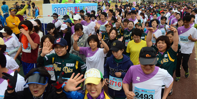 2012 구리 코스모스 마라톤대회가 열린 14일 구리 한강시민공원에서 5km 부문 참가자들이 출발선을 지나고 있다. 추상철기자 scchoo@kyeonggi.com