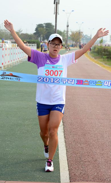 여자 5km 우승자. 추상철기자 scchoo@kyeonggi.com