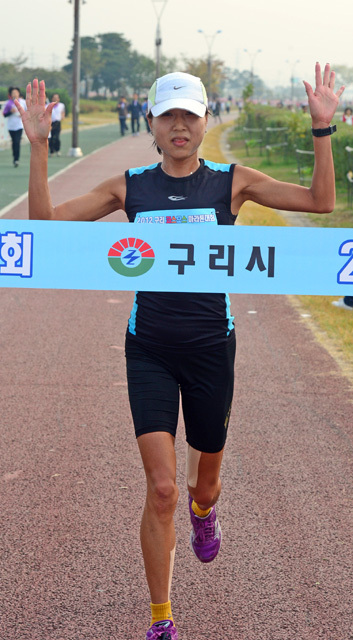 여자 10km 우승자. 추상철기자 scchoo@kyeonggi.com