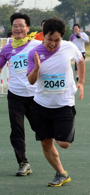 2012 구리 코스모스 마라톤대회가 열린 14일 구리 한강시민공원에서 한 마라토너가 역주하고 있다.추상철기자 scchoo@kyeonggi.com