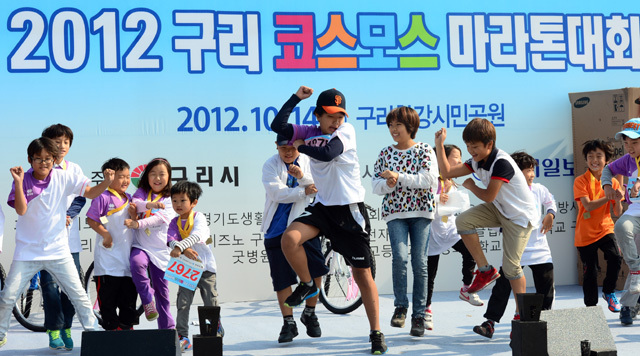 2012 구리 코스모스 마라톤대회가 열린 14일 구리 한강시민공원에서 어린이 참가자들이 장기자랑을 하고 있다. 추상철기자 scchoo@kyeonggi.com