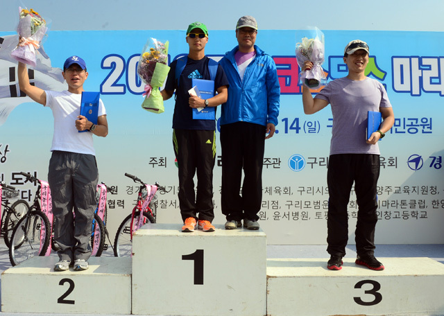 2012 구리 코스모스 마라톤대회가 열린 14일 구리 한강시민공원에서 남자 5km 수상자들이 기념촬영을 하고 있다. 추상철기자 scchoo@kyeonggi.com