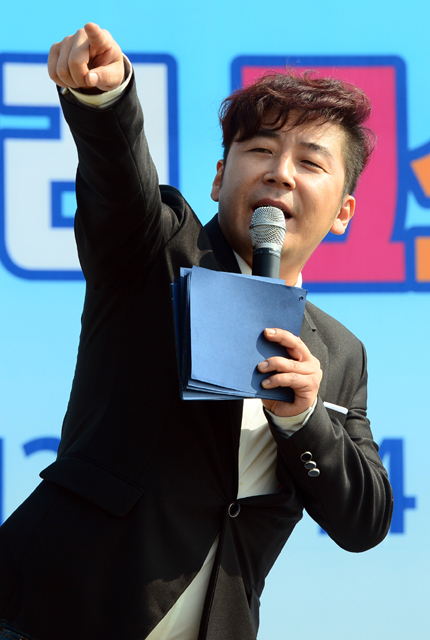 2012 구리 코스모스 마라톤대회가 열린 14일 구리 한강시민공원에서 개그맨 이재형의 사회로 개회식이 진행되고 있다. 추상철기자 scchoo@kyeonggi.com