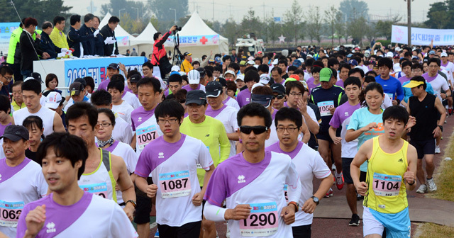 2012 구리 코스모스 마라톤대회가 열린 14일 구리 한강시민공원에서 10km 부문 참가자들이 출발선을 지나고 있다. 추상철기자 scchoo@kyeonggi.com