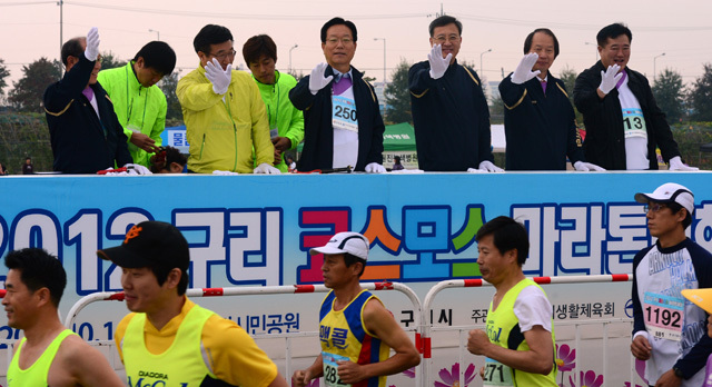 2012 구리 코스모스 마라톤대회가 열린 14일 구리 한강시민공원에서 박영순 구리시장을 비롯한 이승규 경기일보 전무이사 등 내빈이 손을 흔들며 선수들을 격려하고 있다. 추상철기자 scchoo@kyeonggi.com