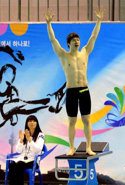 15일 대구 두류수영장에서 열린 제93회 전국체육대회 수영 남자일반부 개인 자유형 50m 결승 경기에서 한국신기록을 세우고 1위로 골인한 경기(고양시청) 박민규 선수가 자신의 기록을 확인한 후 환호하고 있다. 전형민기자 hmjeon@kyeonggi.com