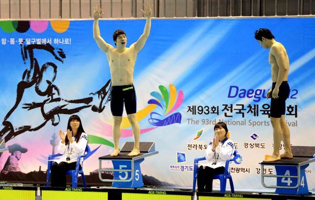 15일 대구 두류수영장에서 열린 제93회 전국체육대회 수영 남자일반부 개인 자유형 50m 결승 경기에서 한국신기록을 세우고 1위로 골인한 경기(고양시청) 박민규 선수가 자신의 기록을 확인한 후 환호하고 있다. 전형민기자 hmjeon@kyeonggi.com