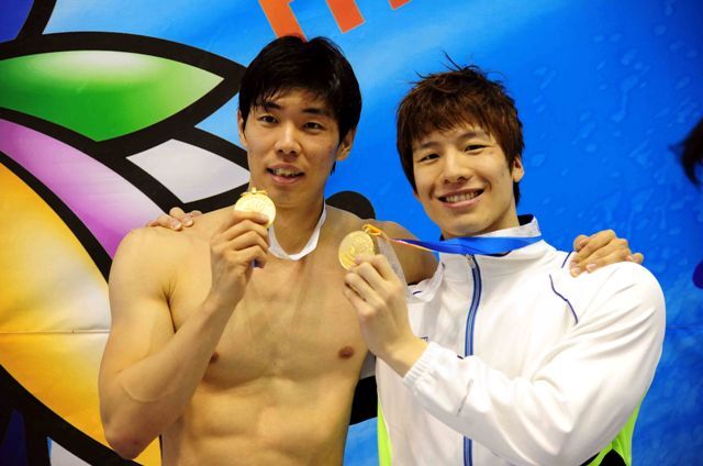 15일 대구 두류수영장에서 열린 제93회 전국체육대회 수영 남자일반부 개인 자유형 50m 결승 경기에서 한국신기록을 세우고 동시에 골인한 경기(고양시청) 박민규 선수와  전남(전남수영연맹) 양정두 선수가 금메달을 들어보이고 있다. 전형민기자 hmjeon@kyeonggi.com