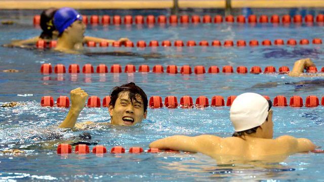 15일 대구 두류수영장에서 열린 제93회 전국체육대회 수영 남자고등부 개인혼형 200m 결승 경기에서 1위로 골인한 경기(창현고) 안영준 선수가 자신의 기록을 확인한 후 환호하고 있다. 전형민기자 hmjeon@kyeonggi.com