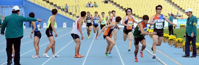 16일 대구시 수성구 대구스타디움에서 열린 제93회 전국체육대회 육상 남자일반부 1600m 계주 결승 경기에서 금메달을 획득한 경기도 선수들이 선두다툼을 벌이며 역주하고 있다. 전형민기자 hmjeon@kyeonggi.com