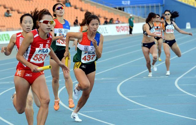 16일 대구시 수성구 대구스타디움에서 열린 제93회 전국체육대회 육상 여자일반부 1600m 계주 결승 경기에서 한국신기록(3분41초20)을 수립하며 1위로 결승점을 통과한 경기(경기선발) 선수들이 역주하고 있다. 전형민기자 hmjeon@kyeonggi.com