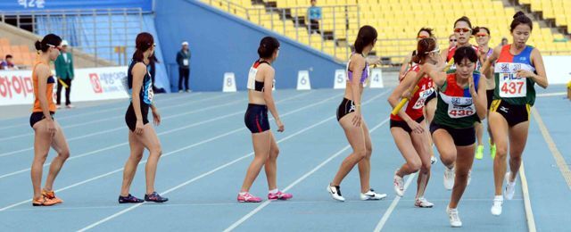 16일 대구시 수성구 대구스타디움에서 열린 제93회 전국체육대회 육상 여자일반부 1600m 계주 결승 경기에서 한국신기록(3분41초20)을 수립하며 1위로 결승점을 통과한 경기(경기선발) 선수들이 역주하고 있다. 전형민기자 hmjeon@kyeonggi.com