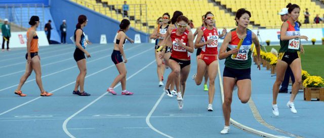 16일 대구시 수성구 대구스타디움에서 열린 제93회 전국체육대회 육상 여자일반부 1600m 계주 결승 경기에서 한국신기록(3분41초20)을 수립하며 1위로 결승점을 통과한 경기(경기선발) 선수들이 역주하고 있다. 전형민기자 hmjeon@kyeonggi.com