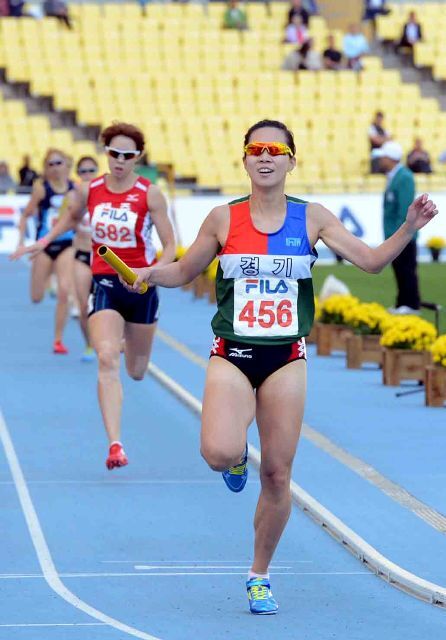 16일 대구시 수성구 대구스타디움에서 열린 제93회 전국체육대회 육상 여자일반부 1600m 계주 결승 경기에서 한국신기록(3분41초20)을 수립하며 1위로 결승점을 통과한 경기(경기선발) 조은주 선수가 환호하고 있다. 전형민기자 hmjeon@kyeonggi.com