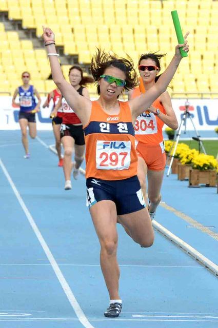 16일 대구시 수성구 대구스타디움에서 열린 제93회 전국체육대회 육상 여자일반부 1600m 계주 결승 경기에서 인천 김민정 선수가 1위로 결승점을 통과하고 있다. 전형민기자 hmjeon@kyeonggi.com