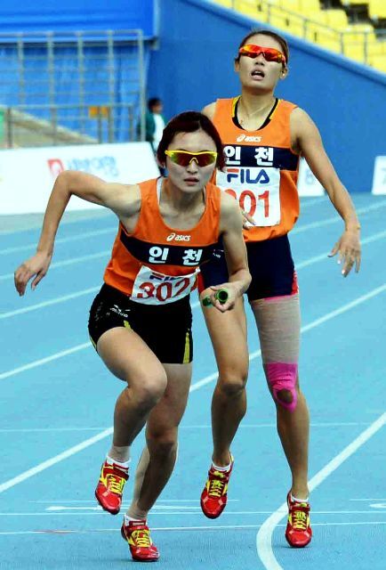 16일 대구시 수성구 대구스타디움에서 열린 제93회 전국체육대회 육상 여자대학부 1600m 계주 결승 경기에서 금메달을 획득한 인천시 선수들이 선두다툼을 벌이며 역주하고 있다. 전형민기자 hmjeon@kyeonggi.com