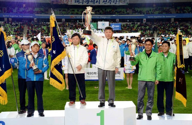 17일 대구시 수성구 대구스타디움에서 열린 제93회 전국체육대회 폐회식에서 개최지 대구시와 서울시를 크게 따돌리고 종합우승 11연패의 신화를 창조한 경기도 선수단의 이태영 총감독이 시상대 가장 높은 곳에 올라 우승기와 우승트로피를 들어보이고 있다. 전형민기자 hmjeon@kyeonggi.com